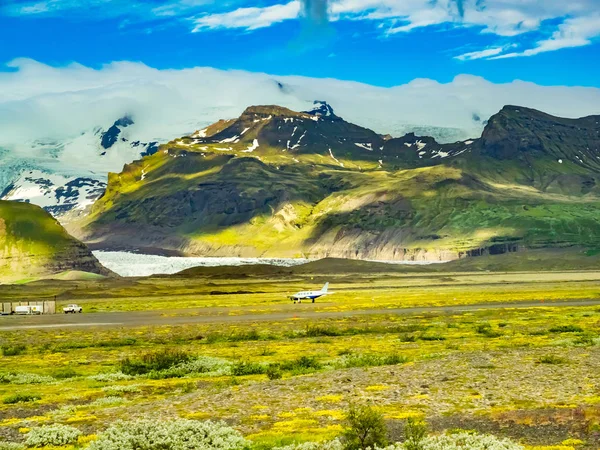 Pohled na vzduchu pole a letadlo na Vatnajokull Glacie — Stock fotografie