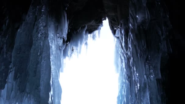 ロシアの冷凍バイカル湖のロッキー山脈で氷の洞窟 — ストック動画