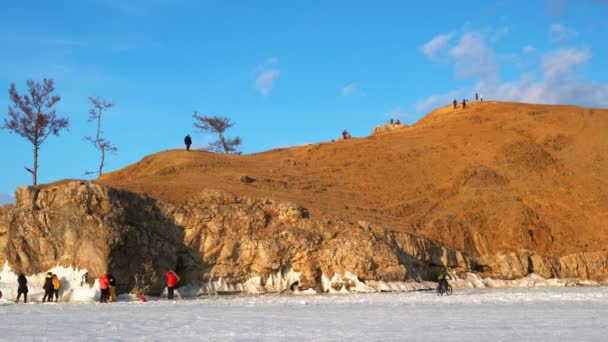 夕方には バイカル湖 ロシア モンゴルへ島の岬 Burkhan で観光客のビュー — ストック動画