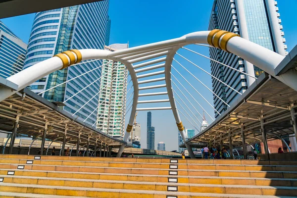 View of public sky walk, tourists and building at Chong Nonsi tr — Stock Photo, Image