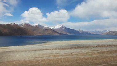 Keşmir, Hindistan göl Pungong ve kar dağ aralığının güzel manzara