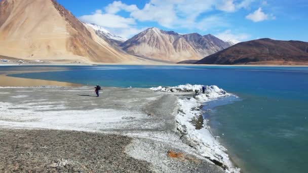 Θέα Στη Λίμνη Pangong Παγωμένο Νερό Ladakh Κασμίρ Ινδία — Αρχείο Βίντεο