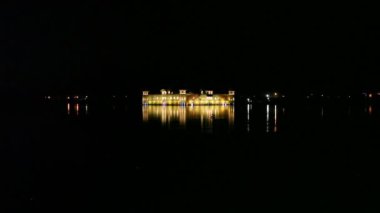 Mahal Jai, Jaipur, Rajasthan, gece Hindistan'da tarihi su sarayda görünümünü