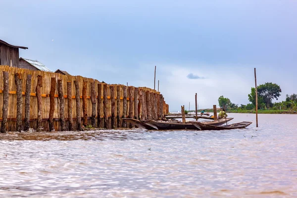 Breakwater de madera en la orilla del río — Foto de Stock