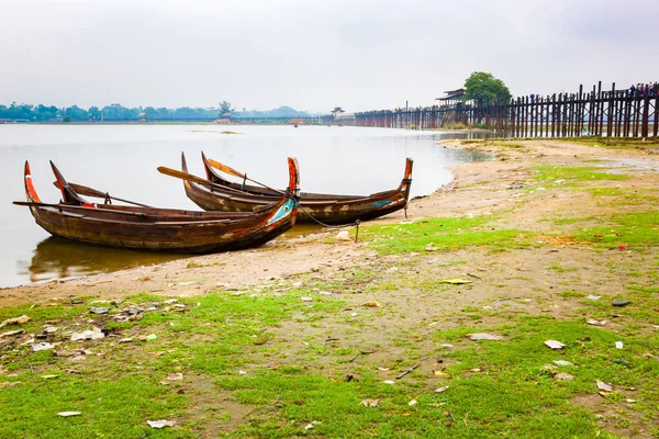 Barcos de madera en el famoso puente de Ubeng en Mandalay — Foto de Stock