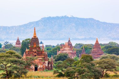 Antik tapınak, pagodadan ve Bagan Ayeyarwady River