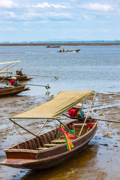 Barcos de cola larga de madera en pisos de barro en el río Maeklong — Foto de Stock