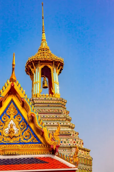 Clocher d'or dans le Grand Palais et Temple du Bouddha Émeraude — Photo