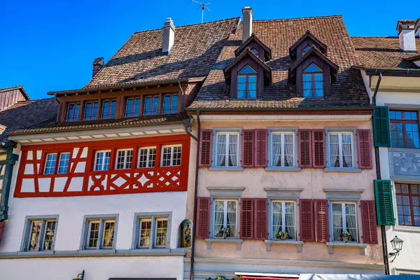 Färgglada byggnad i gamla schweiziska staden Stein Am Rhein — Stockfoto