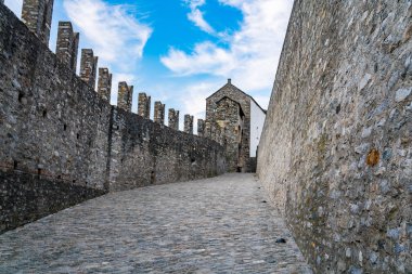 Bir Bellinzona kaleler İsviçre Alpleri üzerinde Castelgrande
