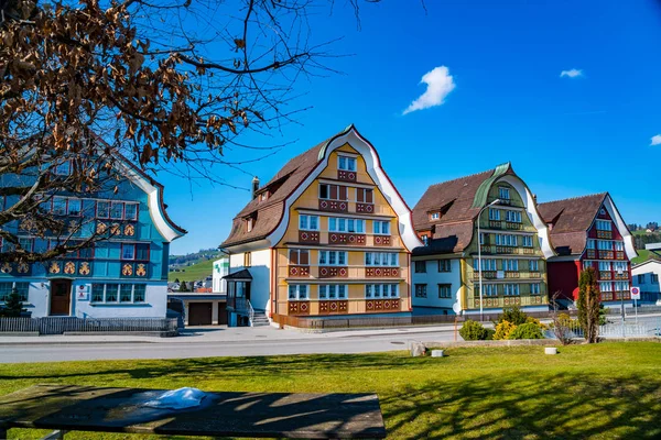 Färgglada hus på Appenzell Village i Schweiz — Stockfoto