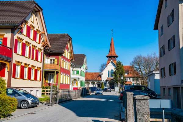 Färgglada hus och kyrkan i Appenzell Village — Stockfoto