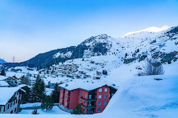 Widok śniegiem pokryte wieś w Szwajcarii — Zdjęcie stockowe