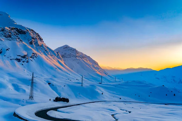 Bellissimo paesaggio innevato della Valle Alpina — Foto Stock