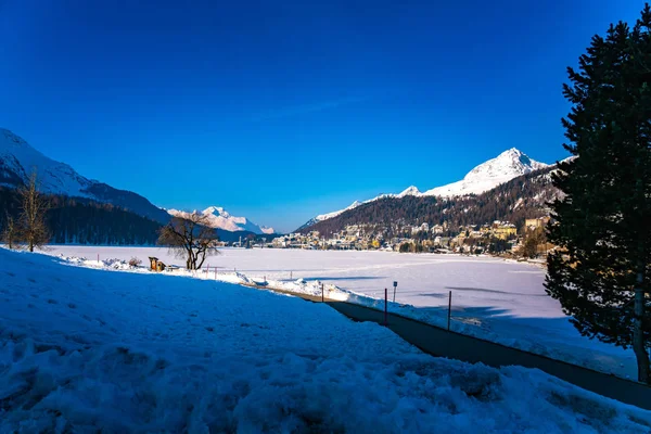 Blick auf eine luxuriöse Alpenresortstadt st. moritz und die gefrorene — Stockfoto