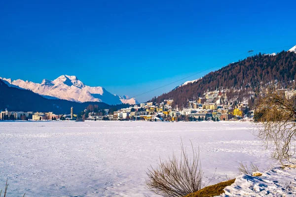 Veduta della città di St. Moritz e del lago ghiacciato all'inizio della primavera — Foto Stock