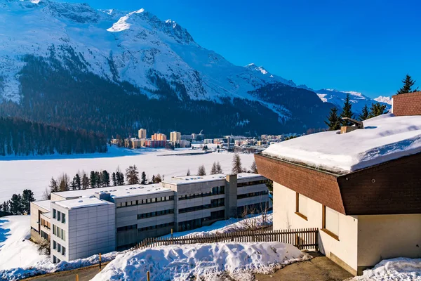 Veduta della città di St. Moritz sulla riva del lago ghiacciato di St. Moritz — Foto Stock