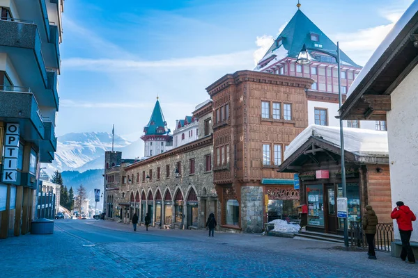 Vue du matin avec bâtiment dans la rue dans l'historique — Photo