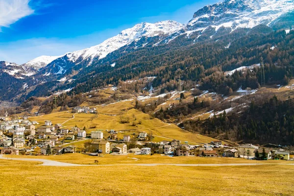 Vista del pueblo alpino en Suiza — Foto de Stock