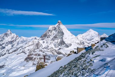 İsviçre Alpleri manzara mavi Matterhorn tepe ile 