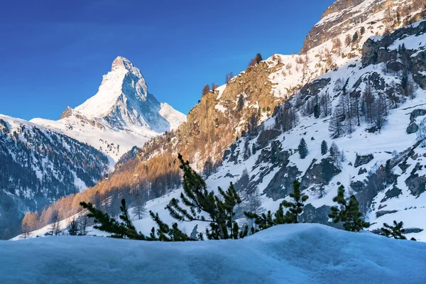 Hermoso paisaje alpino con el pico Matterhorn en la mañana s — Foto de Stock