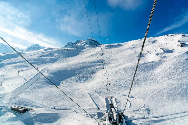 Teleférico para o topo da montanha coberta de neve com pista de esqui — Fotografia de Stock