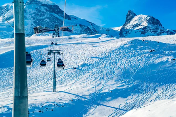 Vista del teleférico a la estación Klein Matterhorn con la pista de esquí —  Fotos de Stock