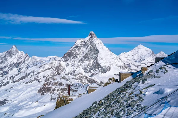 Alpy Švýcarsko krajina s vrcholem Matterhorn v modrém — Stock fotografie