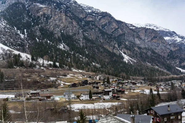 Veduta di un villaggio nella valle delle Alpi — Foto Stock