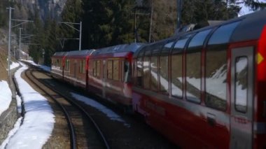 Dağda çalıştıran eski Alp dağ demiryolu Bernina tren görünümünü