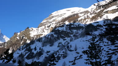 Görünümünü erken Bahar sabahları karlı Matterhorn zirvesinde Zermatt, İsviçre