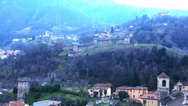 从古老的 Castelgrande 城堡在贝林佐纳瑞士在多云天的看法 — 图库视频影像