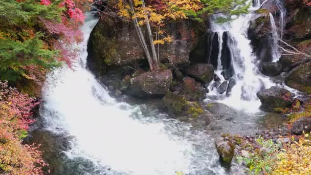 Ryuzu Watervallen Met Prachtige Herfstkleur Van Het Gebladerte Bij Nikko — Stockvideo
