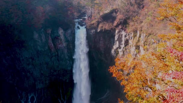 Pemandangan Air Terjun Kegon Yang Tinggi Tebing Gunung Dengan Dedaunan — Stok Video