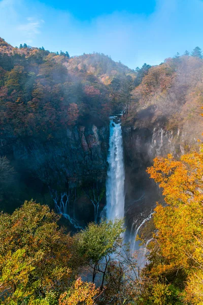 View of Kegon Waterfall at the cliff of colorful foliage of autumn season forest — Stock Photo, Image