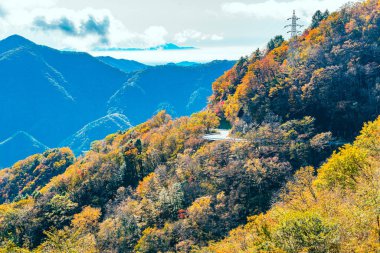 Dağdaki kıvrımlı yolun görüntüsü