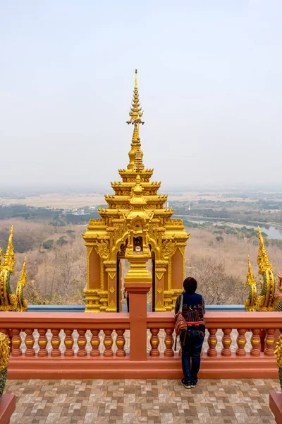 Touriste féminine à Wat Phra That Doi Phra Chan — Photo