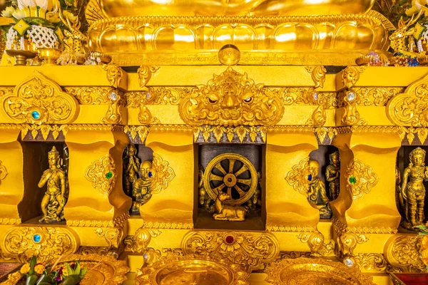 Decoração na base da estátua de Buda sentada em Wat Phra That — Fotografia de Stock
