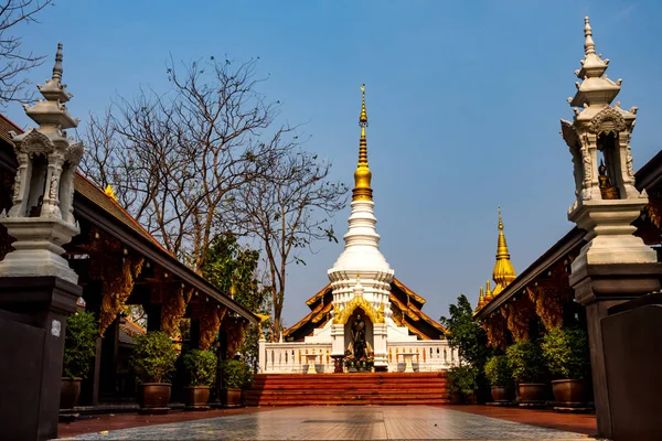 Wat Phra That Doi Phra Chan sur une montagne dans le district de Mae Tha — Photo