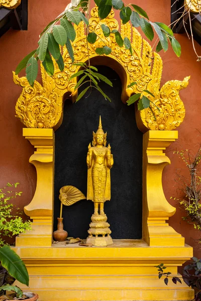 Estátua de Buda em pé em Wat Phra que Doi Phra Chan em Mae Tha — Fotografia de Stock