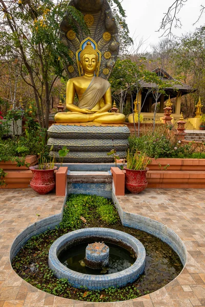 Sedící socha Buddhy ve Wat Phra That Doi Phra Chan — Stock fotografie