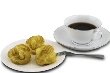 Beyaz seramik bir tabakta, içinde metal ahali ve bir fincan bira olan ekler.