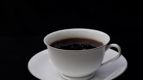 Капля Черного Кофе Чашке Кофе Замедленной Съемке — стоковое видео