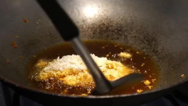 Kobieta Smażona Ryba Ciasto Gorącej Oliwie Oliwek Patelni Kuchni — Wideo stockowe