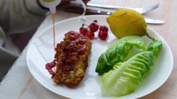 세라믹 접시에 생선에 음식을 — 비디오