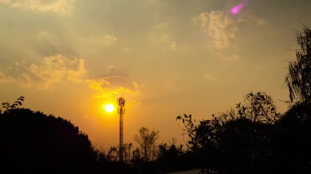 Puesta Sol Las Nubes Moviéndose Torre Telecomunicaciones Timelapse — Vídeos de Stock