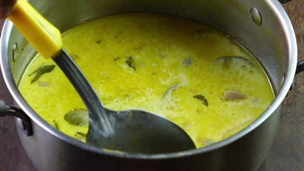 土制泰式绿色咖哩的布景 在木制桌子上的金属锅里放鸡肉 — 图库视频影像