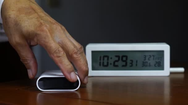 老人の手は彼の家の中で彼の周りの空気の質を監視するためにP2 5検出器のボタンを押す — ストック動画