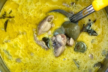 Orijinal Tayland usulü yeşil körili tavuk, hindistan cevizi sütü ve metal bir tencerede bitkisel sebze..