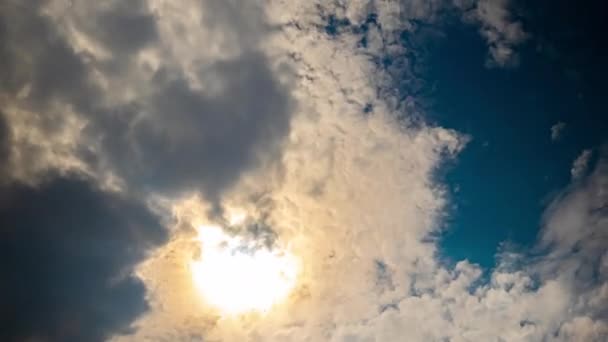 Sol Brilla Detrás Nube Tarde Del Día Soleado — Vídeos de Stock